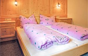 - une chambre avec 2 lits avec des draps et des oreillers roses dans l'établissement 2 Bedroom Beautiful Apartment In Kappl, à Kappl