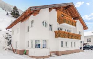 uma casa na neve com uma varanda em 1 Bedroom Gorgeous Apartment In Ischgl em Ischgl