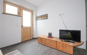 una sala de estar con TV de pantalla plana en un armario de madera en Stunning Apartment In Fieberbrunn With Wi-fi, en Fieberbrunn