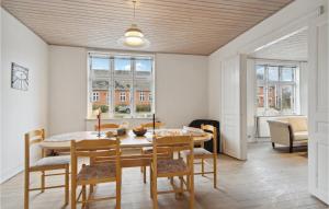 - une salle à manger avec une table et des chaises dans l'établissement Nice Home In Faaborg With Wifi, à Fåborg