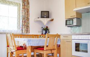 トリンスにあるNice Apartment In Trins With 2 Bedrooms And Wifiのキッチン(テーブル、椅子2脚付)、窓が備わります。