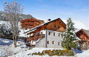 une maison dans la neige avec un sapin de Noël dans l'établissement Gorgeous Home In Sankt Sigmund With Sauna, à Gries im Sellrain