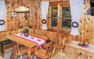 ein hölzernes Esszimmer mit einem Tisch und Stühlen in der Unterkunft Awesome Home In Pillberg With Sauna in Hochpillberg