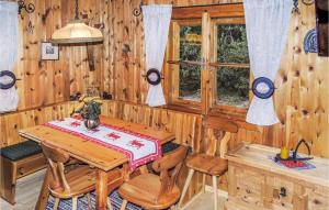 Hochpillberg的住宿－Nice Home In Pillberg With 2 Bedrooms, Sauna And Wifi，木制用餐室配有桌椅