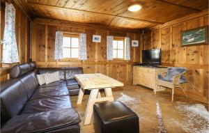 sala de estar con sofá de cuero y mesa en Gorgeous Home In Sankt Sigmund With Sauna, en Gries im Sellrain