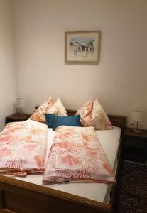 uma cama com quatro almofadas em cima em Bungalow Lavanda em Porec
