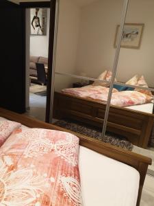 um quarto com 2 camas e um espelho em Bungalow Lavanda em Porec