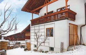 ein Haus mit Balkon darüber im Schnee in der Unterkunft Hanselerhof in Rinn