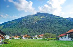 a mountain in the distance with a town and houses w obiekcie Schoene Ferienwohnung - Pfunds w mieście Pfunds