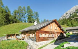 une maison en bois avec une colline en arrière-plan dans l'établissement Stunning Home In Boden With Kitchen, à Boden