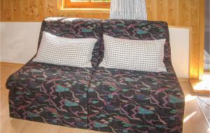 un sofá con dos almohadas encima en Stunning Home In Boden With Kitchen, en Boden