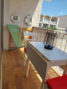 - un balcon avec une table et des chaises dans l'établissement 2min mer Studio Parking Balcon Wifi Clim, à Six-Fours-les-Plages
