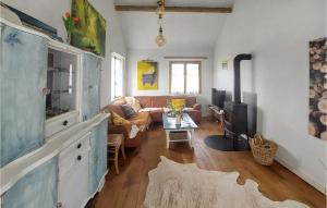ein Wohnzimmer mit einem Sofa und einem Kamin in der Unterkunft Gorgeous Home In Besmont With Wi-fi in Éparcy