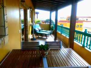 un portico con sedia sul balcone di Apartamentos San Jose a Valle Gran Rey