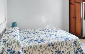 1 dormitorio con 1 cama con edredón de flores en Cozy Apartment In Santander With Kitchen, en Santander
