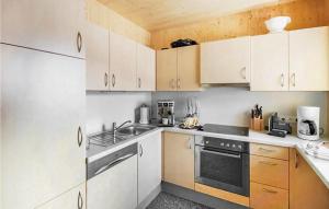 cocina con armarios blancos y fogones en Amazing Home In Schnberg Lachtal With Sauna en Lachtal