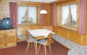 ホルツガウにあるBeautiful Home In Holzgau With 7 Bedrooms And Wifiのダイニングルーム(テーブル、テレビ付)
