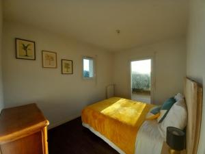 un dormitorio con una cama y una ventana en Appartement 2 chambres proche Grande Plage, en Saint Gilles Croix de vie