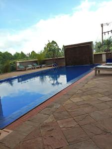 einen Pool auf einem Gebäude in der Unterkunft Serene Palace in Nairobi