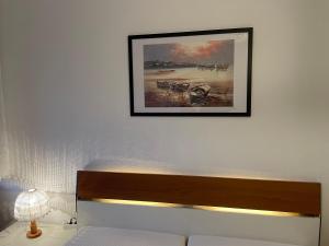ein Bild auf einer Wand über einer Couch mit einer Lampe in der Unterkunft Ferienwohnung Kniebis am Wald in Freudenstadt