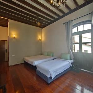 Tempat tidur dalam kamar di Carnarvon Heritge Lodge