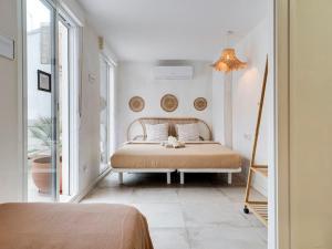 - une chambre blanche avec un lit dans l'établissement Cosy 4 bedroom house with private terrace, à L'Hospitalet de Llobregat