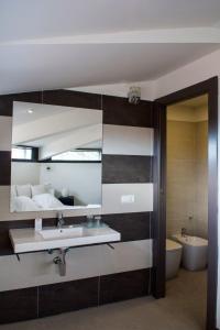 uma casa de banho com um lavatório e um espelho em Hotel Teratermal em Valdeavellano de Tera