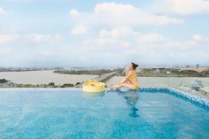 Bazén v ubytování RHM Luxury Hotel And Suite nebo v jeho okolí