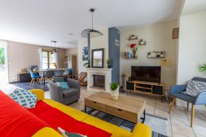 Posezení v ubytování L'atelier des rêves, Maison avec Piscine privée