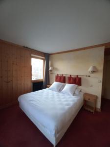 Postel nebo postele na pokoji v ubytování Chalet Hotel Le Mont Bisanne