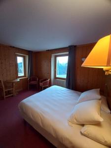 Postel nebo postele na pokoji v ubytování Chalet Hotel Le Mont Bisanne