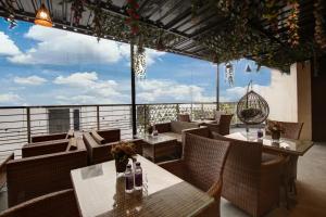 En restaurant eller et spisested på Hotel Shanti Plaza-by Haveliya Hotels