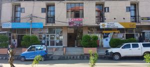 dos coches estacionados frente a un edificio en Hotel 21, en Āksum