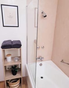 y baño con ducha, bañera y lavamanos. en Le Studio 360 Proche Futuroscope & Arena 1/4 Pers, en Chasseneuil-du-Poitou