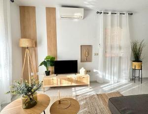 TV a/nebo společenská místnost v ubytování Nuevo Torrox Deluxe Beach & Piscina