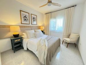Postel nebo postele na pokoji v ubytování Nuevo Torrox Deluxe Beach & Piscina