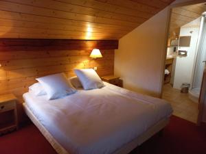 Postel nebo postele na pokoji v ubytování Chalet Hotel Le Mont Bisanne