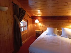 Postel nebo postele na pokoji v ubytování Chalet Hotel Le Mont Bisanne