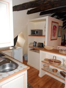 A kitchen or kitchenette at Cité médiévale, charme & calme, bien placé