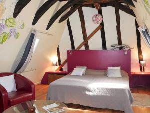 A bed or beds in a room at Cité médiévale, charme & calme, bien placé