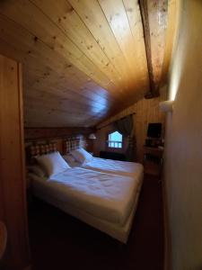 Postel nebo postele na pokoji v ubytování Chalet Hotel Le Mont Bisanne