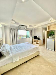 Ένα ή περισσότερα κρεβάτια σε δωμάτιο στο Nona Pattaya Hotel