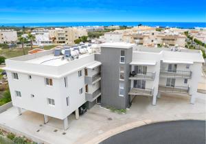 - une vue aérienne sur un immeuble blanc dans l'établissement Eva Residences- Kapparis, à Paralímni