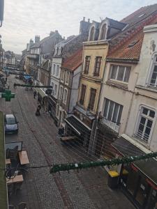 Blick auf eine Stadtstraße mit Gebäuden in der Unterkunft La chambre de pousse in Boulogne-sur-Mer