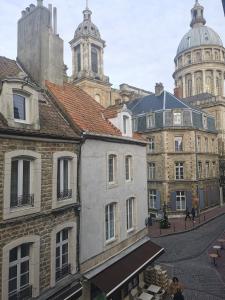 un gruppo di edifici in una città con una cattedrale di La chambre de pousse a Boulogne-sur-Mer