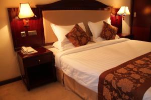 una habitación de hotel con una cama y un teléfono en una mesa en Debredamo Hotel en Addis Abeba