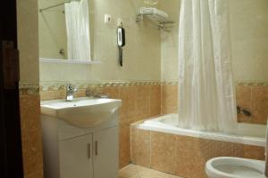 Koupelna v ubytování Debredamo Hotel
