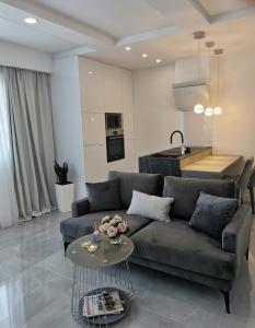 - un salon avec un canapé et une table dans l'établissement Luxury Apartment Galant 2, à Split