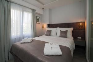 - une chambre avec un grand lit et 2 serviettes dans l'établissement Luxury Apartment Galant 2, à Split