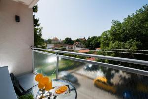 d'un balcon avec une table et une vue sur la rue. dans l'établissement Luxury Apartment Galant 2, à Split